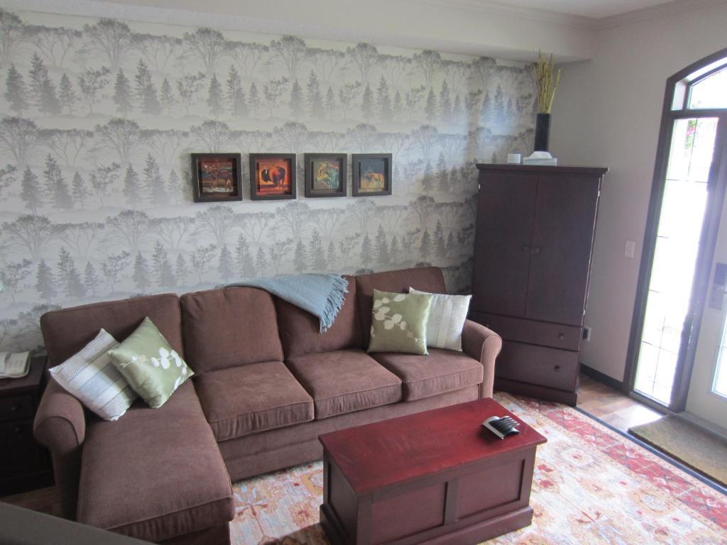 Mystic Springs Chalets & Hot Pools Канмор Экстерьер фото
