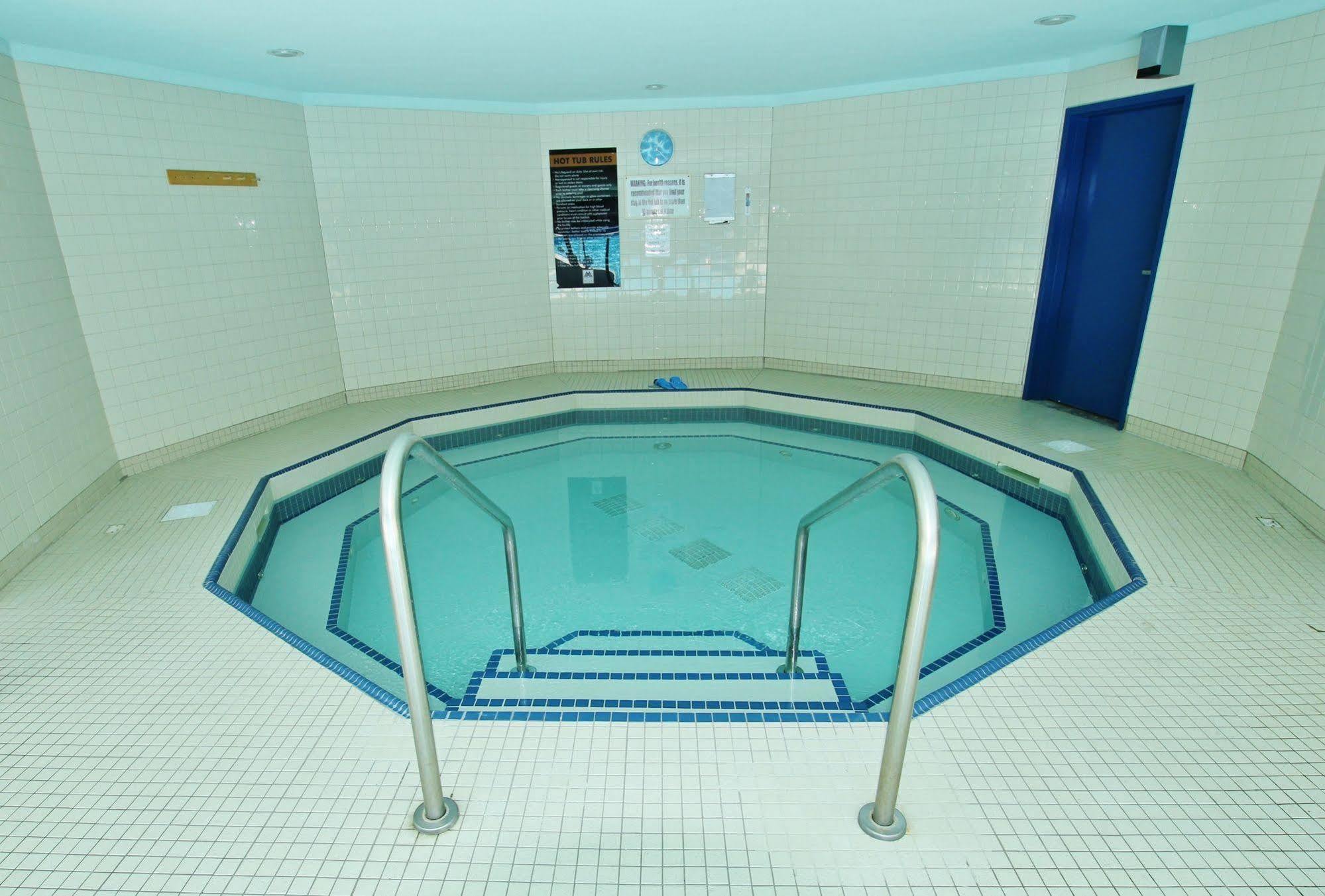 Mystic Springs Chalets & Hot Pools Канмор Экстерьер фото